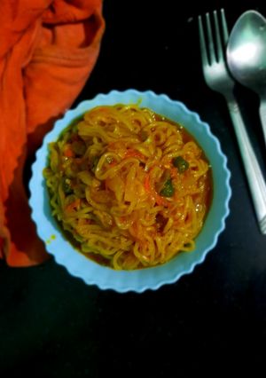 কম সব্জী দিয়ে স্পাইসি ম্যাগি(kom sobji diye spicy maggi recipe in Bengali) রেসিপির প্রধান ছবি