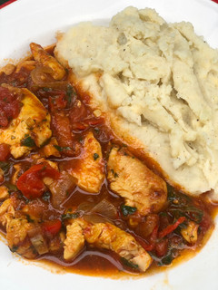 Una foto de Pollo a la portuguesa con puré de papas