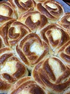 Una foto de Rosas rellenas de queso feta 🌹
