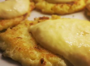Zdjęcie przepisu Placki-serniczki z sosem mango.