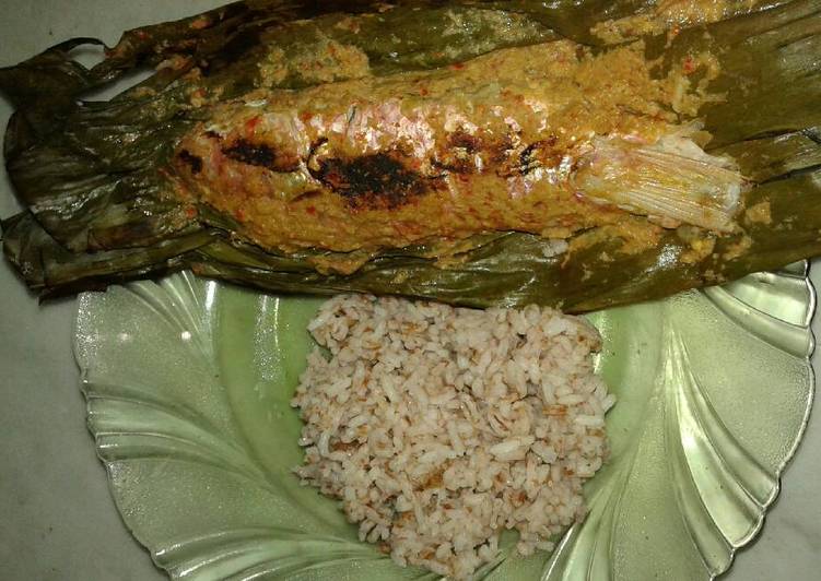Pepes ikan munir bumbu rujak vs nasi merah (menu program diet)☺