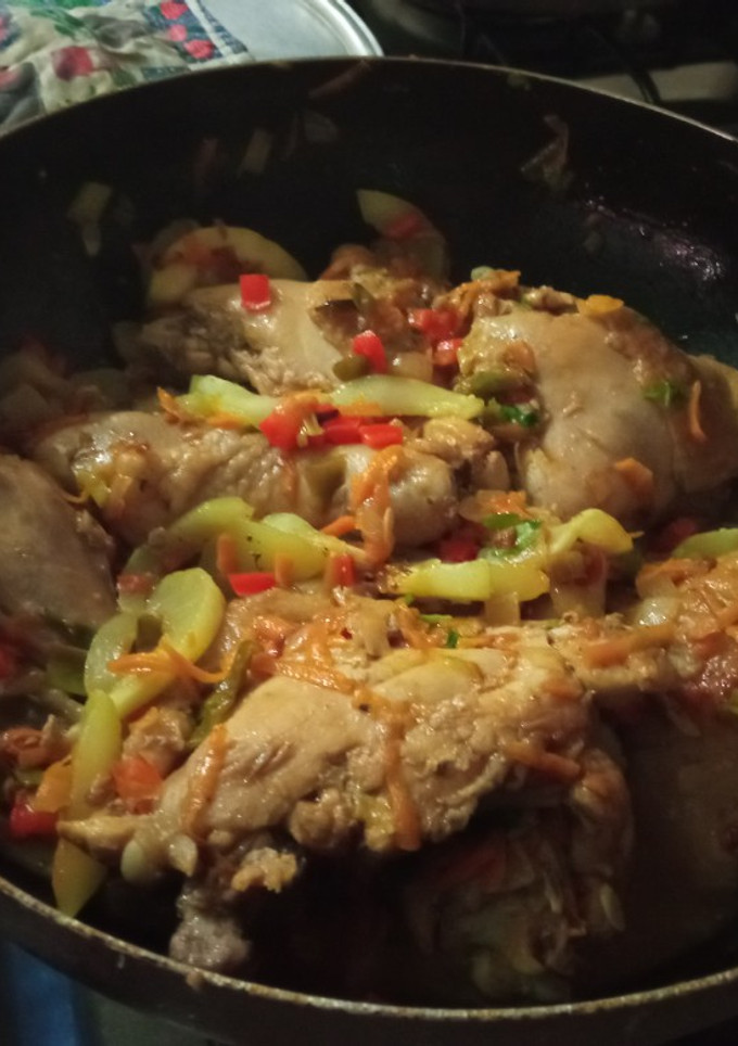 Una foto de Pollo guisado con calabacín