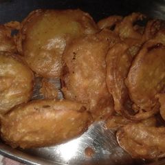 A picture of Aloo pakora.