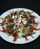 Ensalada verde con fresas y queso de cabra