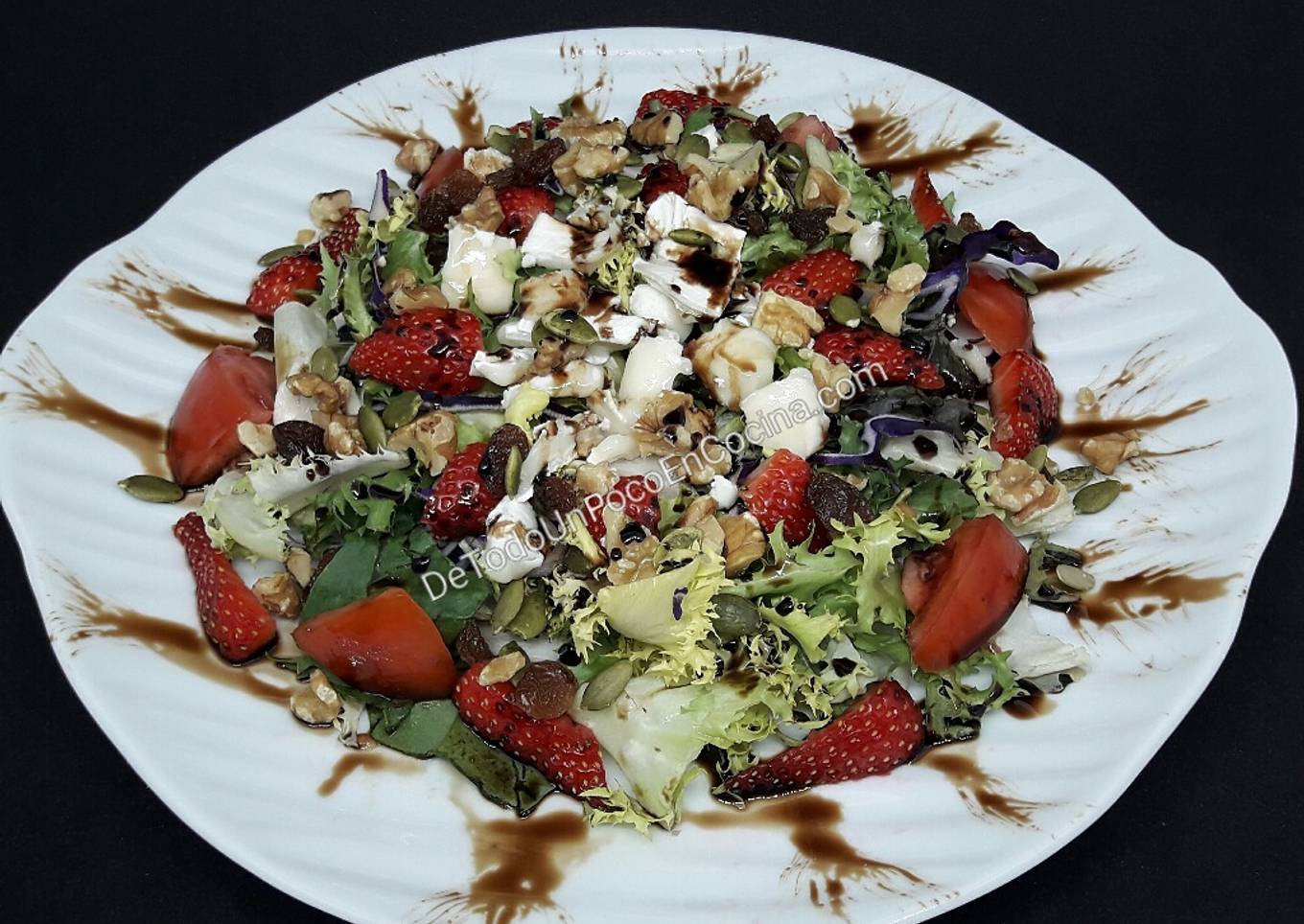 Ensalada verde con fresas y queso de cabra