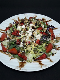 Una foto de Ensalada verde con fresas y queso de cabra