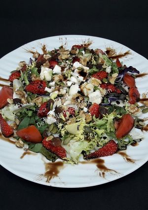 Una foto de Ensalada verde con fresas y queso de cabra