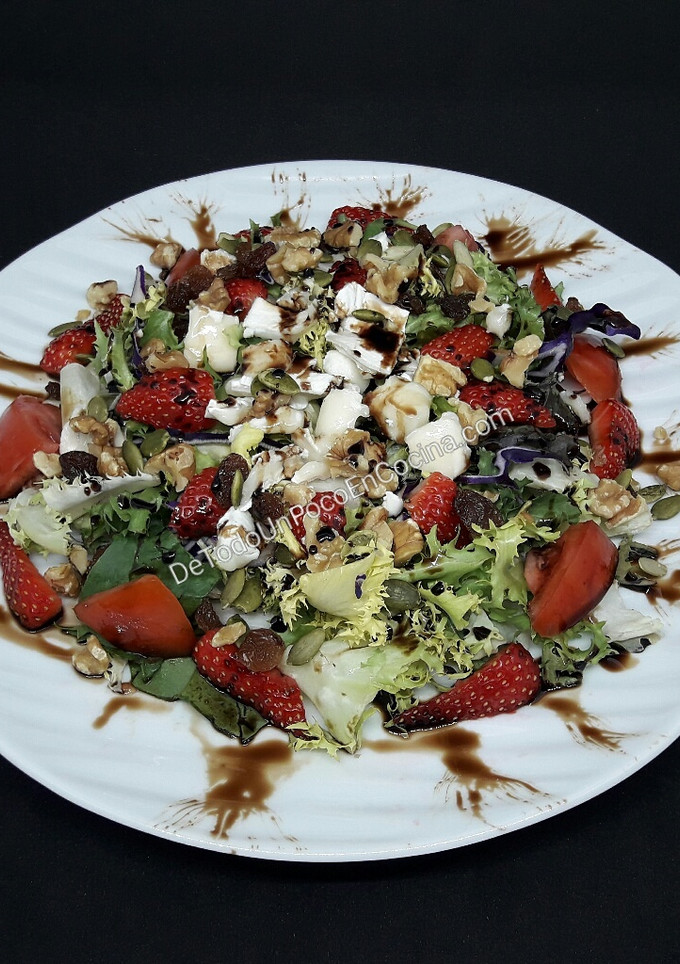Una foto de Ensalada verde con fresas y queso de cabra