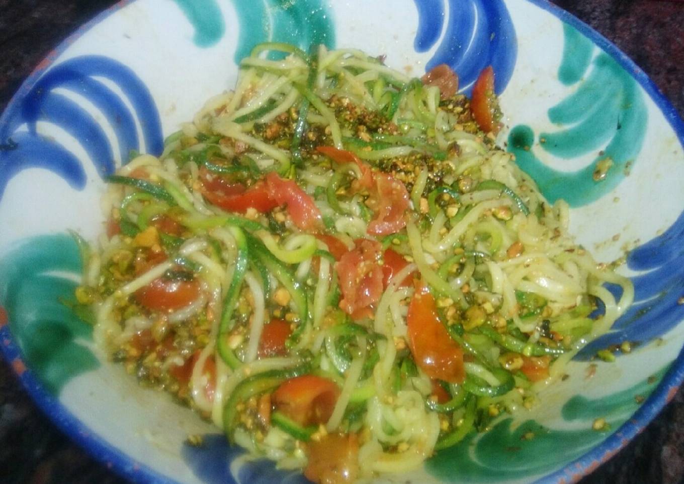 Espaguetis de calabacín con vinagreta de pistacho