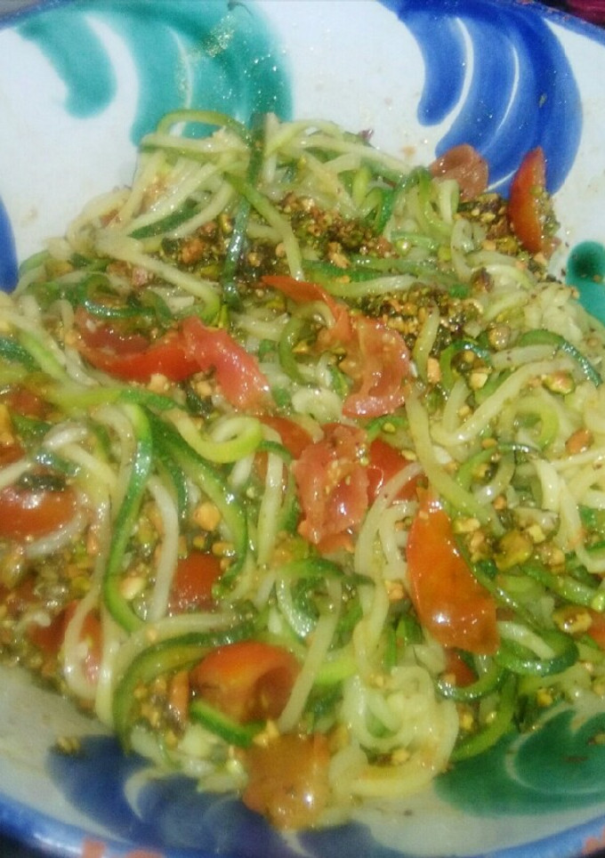 Una foto de Espaguetis de calabacín con vinagreta de pistacho