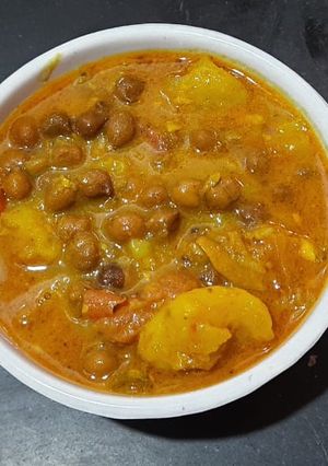 चने ओर आलू की सब्जी (Chane aur aloo ki sabzi recipe in Hindi) रेसिपी मुख्य फोटो