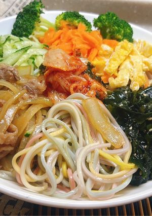 韓式彩虹蔬菜拌麵 的食譜成品照片
