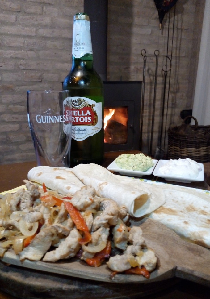 Una foto de Fajitas con cerveza 😋😋🍻🍻