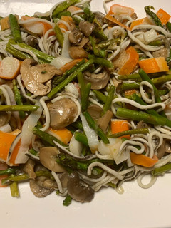 Una foto de Espárragos trigueros palitos de mar y gulas