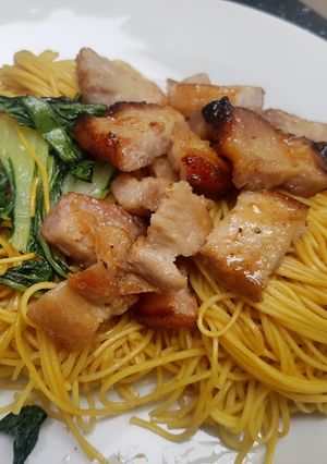 รูปของ ผัดหมี่ซั่วกวางตุ้งไต้หวัน ราดหน้าหมูอบน้ำผึ้ง
