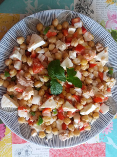 Una foto de Ensalada de garbanzos