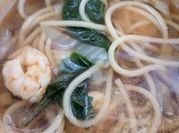 Una foto de ramen con col