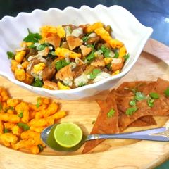 A picture of Aloo kurkure tedi medi chaat😋.