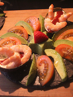 Una foto de Ensalada de aguacate con gambas y estrellas de pepino y queso