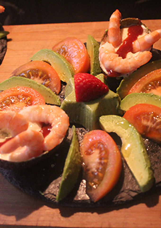 Una foto de Ensalada de aguacate con gambas y estrellas de pepino y queso