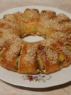 Burgonyás-fetás tésztakoszorú recept fotója