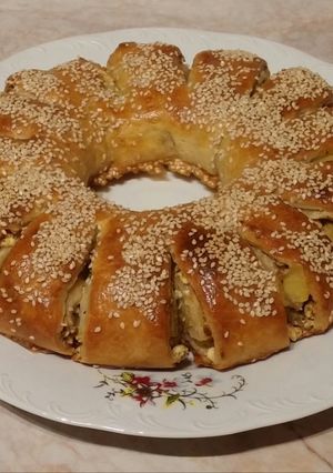 Burgonyás-fetás tésztakoszorú recept fotója