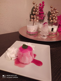 Una foto de Panna cotta de fresa 🍓🍓