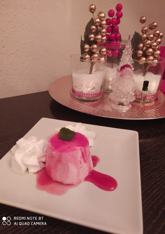 Una foto de Panna cotta de fresa 🍓🍓