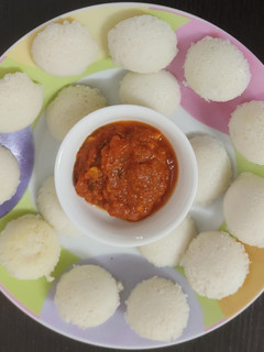 மினி இட்லி, தக்காளி சட்னி (Mini idly, Tomato Chutney recipe in tamil) செய்முறை முக்கிய புகைப்படம்