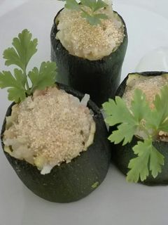 Una foto de Vasitos de calabacín con arroz y atún