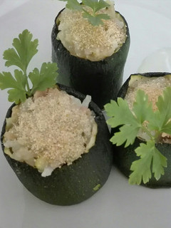 Una foto de Vasitos de calabacín con arroz y atún
