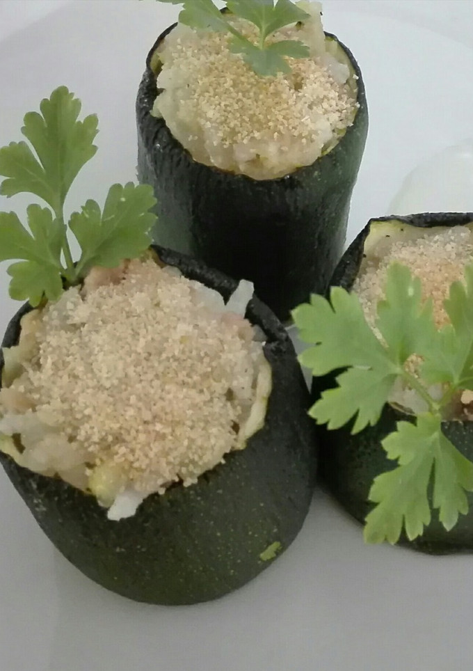 Una foto de Vasitos de calabacín con arroz y atún
