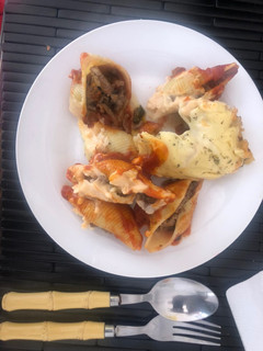 Una foto de Fideos caracoles rellenos