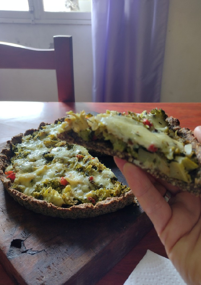 Una foto de Tarta de brócoli, con base de coco y lino - Sin TACC-