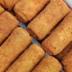 A picture of Fish Rolls (snack).