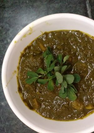 A picture of Aloo with green palak gravy.