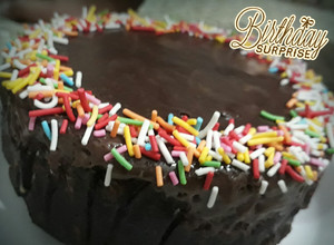 A picture of Eggless fireless biscuit cake.