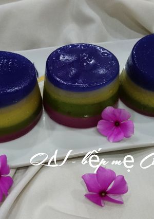 A picture of Five-Color Bánh Da Lợn (Vietnamese Steamed Layer Cake).