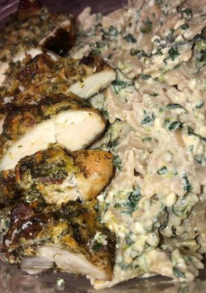 Hasselback csirke és sajtos spenótos farfalle recept fotója