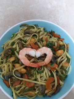 Una foto de Tallarines con verduras y langostinos