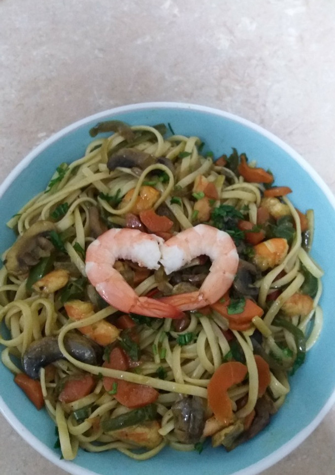 Una foto de Tallarines con verduras y langostinos