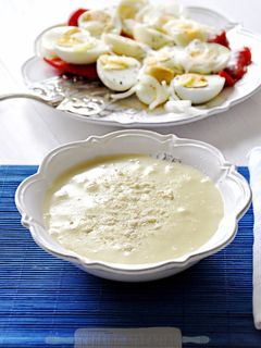 Una foto de Huevos cocidos y crema de patata y manzana