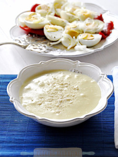 Una foto de Huevos cocidos y crema de patata y manzana