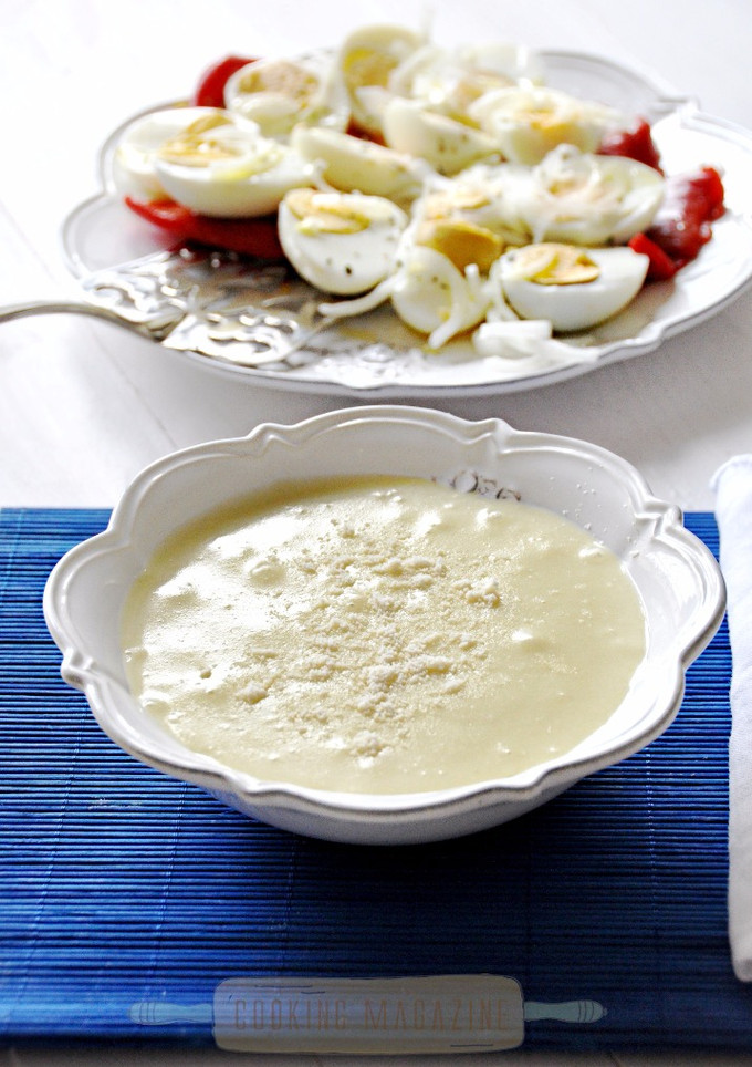 Una foto de Huevos cocidos y crema de patata y manzana