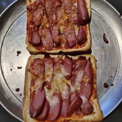 A picture of Loaf Bread Pizza😏.