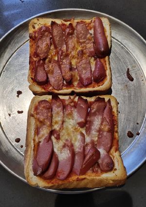 A picture of Loaf Bread Pizza😏.