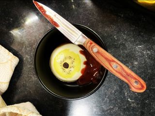Œil ensanglanté d’Halloween (pana cotta et coulis de fruits rouges) 👁