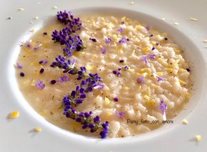 Foto di Risotto profumato lavanda, prosecco, zeste di limone