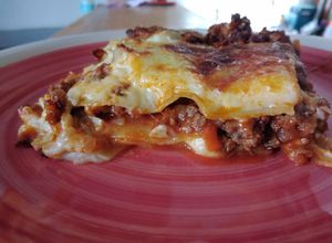 Una foto de Lasaña bolognesa