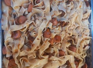 Una foto de Fideos con Salsa de Salchichas que Sobraron